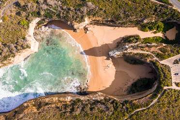 Luftaufnahme des Küstenstreifens, Port Campbell, Victoria, Australien - AAEF06742