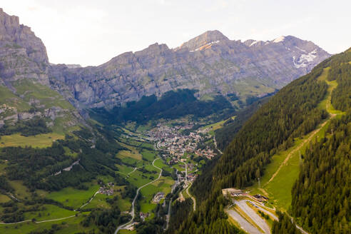 Luftaufnahme des Dorfes Inden in den Bergen von Leukerbad, Schweiz - AAEF06760