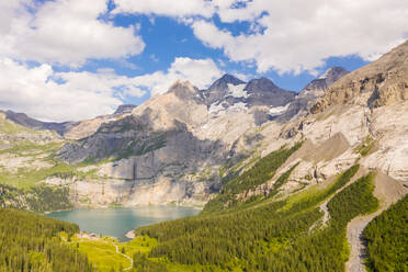 Luftaufnahme eines von Bergen umgebenen Sees, Kandersteg, Schweiz - AAEF06761