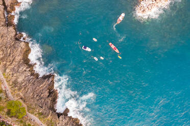 Luftaufnahme eines Bootes am Ufer der Küste, Manarola, Provinz La Spezia, Italien - AAEF06772