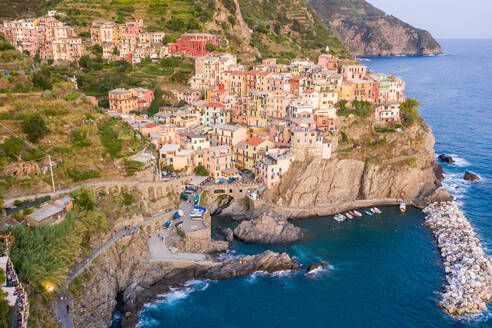 Luftaufnahme der Küstenstadt Manarola, Provinz La Spezia, Italien - AAEF06773