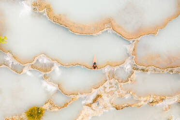 Luftaufnahme einer Frau im Wasser in Terme di Saturnia, Provinz Grosseto, Italien - AAEF06784