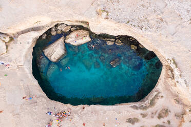 Luftaufnahme eines Wasserkraters in Madonna di Rocca Vecchia, Provinz Lecce, Italien - AAEF06787