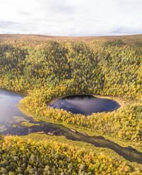 Luftaufnahme einer Lagune in Utsjoki, Finnland - AAEF06791