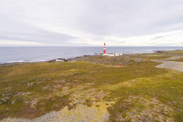 Luftaufnahme des Slettnes-Leuchtturms in Gamvik, Norwegen - AAEF06797