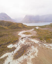 Luftaufnahme eines von Bergen umgebenen Flusses, Sjursnes, Norwegen - AAEF06811