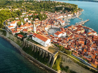 Luftaufnahme einer Stadt am Ufer der Küste, Piran, Slowenien - AAEF06816