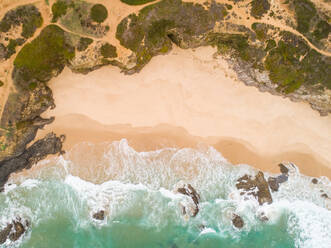 Luftaufnahme des leeren Strandes Praia da Samoqueira, Sines, Portugal - AAEF06838