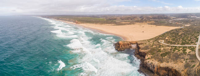 Panoramablick aus der Luft auf starke Wellen am Praia da Bordeira, Carrapateira, Portugal - AAEF06853