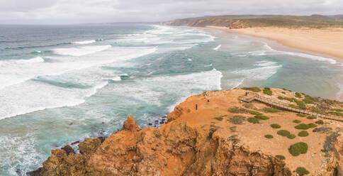 Luftaufnahme von oben über starke Wellen am Praia da Bordeira, Carrapateira, Portugal - AAEF06855