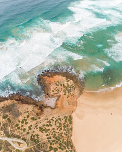 Luftaufnahme der starken Wellen am Praia da Bordeira, Carrapateira, Portugal - AAEF06858