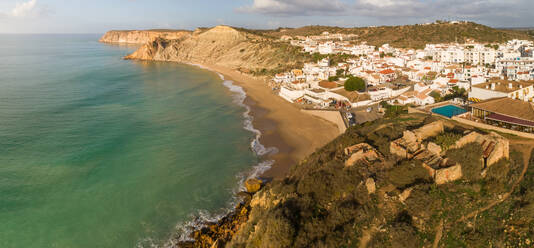 Panoramaluftaufnahme von Praia do Burgau an einem sonnigen Tag, Budens, Portugal - AAEF06861
