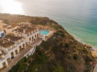 Luftaufnahme eines Swimmingpools eines Hotels in der Nähe von Praia do Burgau, Budens, Portugal - AAEF06870