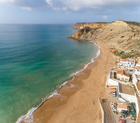 Luftaufnahme des leeren Strandes am Praia do Burgau an einem sonnigen Tag, Budens, Portugal - AAEF06871