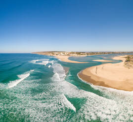 Panoramablick auf die Wellen am Ufer des Strandes Foz do Arelho, Portugal - AAEF06872