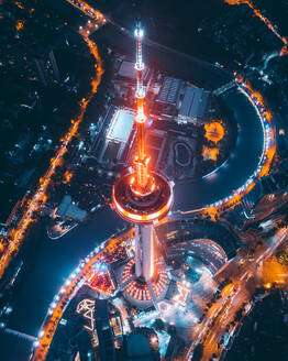 Luftaufnahme eines Turms bei Nacht, Bezirk Jinjiang, Chengdu, Sichuan, China - AAEF06900