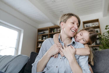 Portrait of happy mother and little daughter having fun together at home - VYF00010