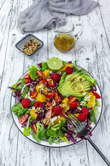 Bunter gemischter Salatteller mit Fetakäse, Roten Rüben, Walnüssen, Pinienkernen, Himbeeren, Orangen und Feldsalat - SARF04473