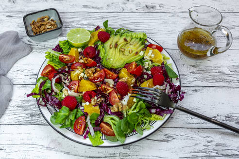 Bunter gemischter Salatteller mit Fetakäse, Roten Rüben, Walnüssen, Pinienkernen, Himbeeren, Orangen und Feldsalat - SARF04474