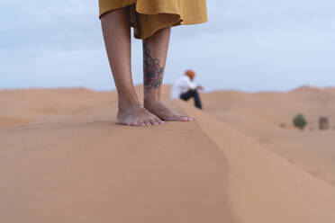 Füße einer Frau auf einer Sanddüne in der Wüste Sahara, Merzouga, Marokko - AFVF05530