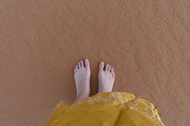 Füße einer im Sand stehenden Frau - AFVF05531