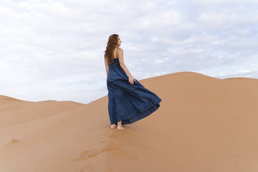 Junge Frau auf einer Sanddüne in der Wüste Sahara, Merzouga, Marokko - AFVF05545