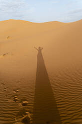 Schatten einer Frau auf Sanddünen in der Wüste Sahara, Merzouga, Marokko - AFVF05553