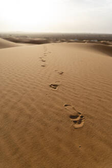 Fußabdrücke in Sanddünen in der Sahara, Merzouga, Marokko - AFVF05557