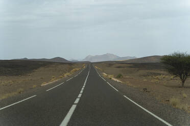 Leere Straße in der Wüste Sahara, Merzouga, Marokko - AFVF05564