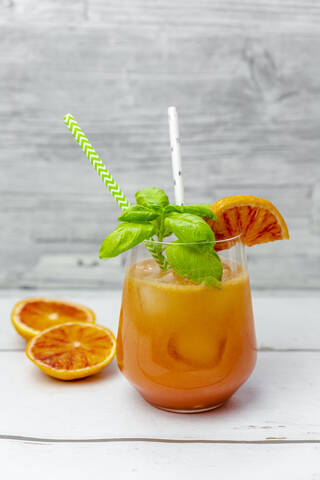 Ein Glas alkoholfreier Grapefruit-Cocktail, lizenzfreies Stockfoto