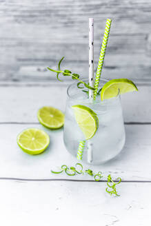 Ein Glas alkoholfreies Tonic mit Limette und Rosmarin - SARF04479