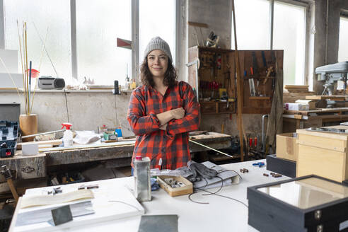 Porträt einer selbstbewussten Handwerkerin in ihrer Werkstatt - MOEF02815