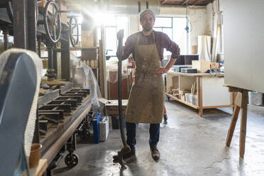 Porträt eines selbstbewussten Handwerkers in seiner Werkstatt - MOEF02827