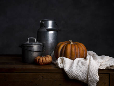 Pumpkin, tin cans and cloth on wood - NIF00086