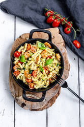 Pfanne mit verzehrfertigen Nudeln mit Tomaten, Garnelen, Zucchini und Basilikum - SARF04482