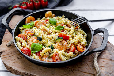 Pan of ready-to-eat pasta with tomatoes, shrimps, zucchini and basil - SARF04483