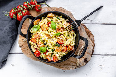 Pan of ready-to-eat pasta with tomatoes, shrimps, zucchini and basil - SARF04484