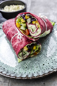 Vegetarische Rote-Bete-Wraps gefüllt mit Tomaten, Rotkohl, Mais, Eisbergsalat, Gurken und Frischkäse - SARF04488