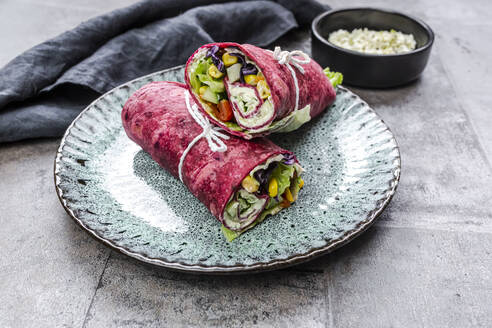 Vegetarische Rote-Bete-Wraps gefüllt mit Tomaten, Rotkohl, Mais, Eisbergsalat, Gurken und Frischkäse - SARF04489