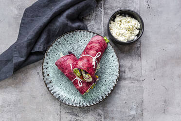 Vegetarische Rote-Bete-Wraps gefüllt mit Tomaten, Rotkohl, Mais, Eisbergsalat, Gurken und Frischkäse - SARF04490