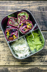 Lunchbox mit Rote-Bete-Wraps, Frischkäse und Guacamole - SARF04494