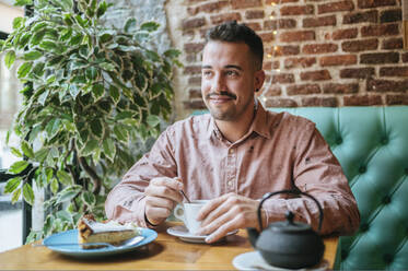 Portrait of a smiling man in a cafe - KIJF02925