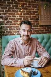 Portrait of a smiling man in a cafe - KIJF02926