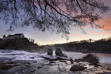 Schweiz, Kanton Schaffhausen, Schaffhausen, Rheinfall in der Abenddämmerung mit Schloss Laufen im Hintergrund - ELF02148