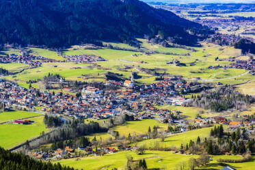 Deutschland, Bayern, Pfronten, Stadt vom Gipfel des Falkensteins aus gesehen - THAF02791