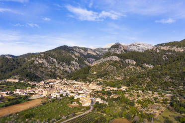 Spanien, Balearische Inseln, Caimari, Luftaufnahme eines ländlichen Dorfes in der Serra de Tramuntana im Frühling - SIEF09601