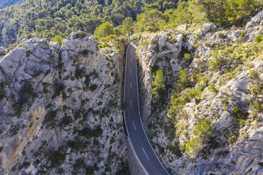 Spanien, Balearische Inseln, Drohnenansicht der Autobahn Ma-2130, die sich über die Serra de Tramuntana erstreckt - SIEF09603