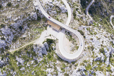 Spanien, Balearische Inseln, Sa Calobra, Drohnenansicht der Landstraße Ma-2141 in der Serra de Tramuntana - SIEF09609