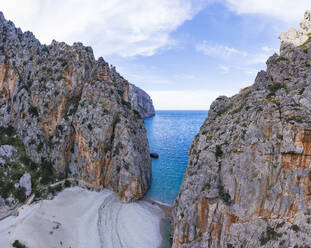 Spanien, Balearische Inseln, Sa Calobra, Drohnenansicht des seeseitigen Endes der Schlucht Torrent de Pareis - SIEF09612