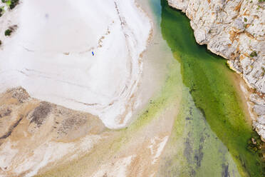 Spanien, Balearische Inseln, Drohnenansicht des Sandstrandes am Ende der Torrent de Pareis-Schlucht - SIEF09614